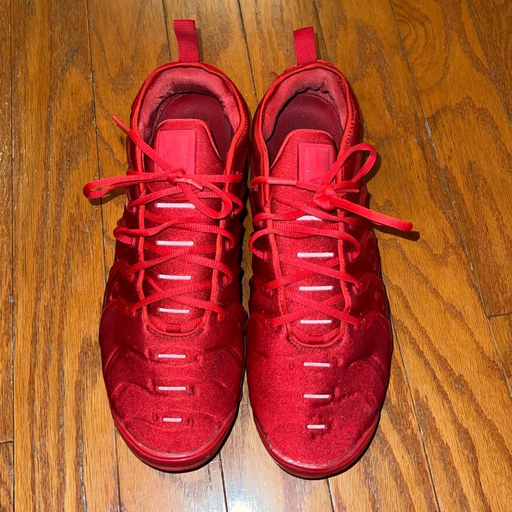 Red Nike Vapormax Plus